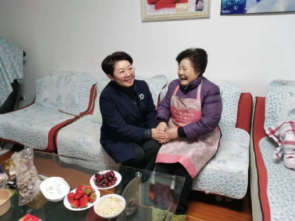 安庆市妇联领导班子成员开展退休干部春节走访慰问
